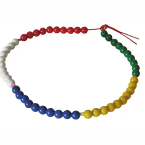 Collar de perlas plásticas